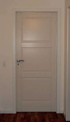 Billede af dør i creme farvet hvid med dørhåndtag